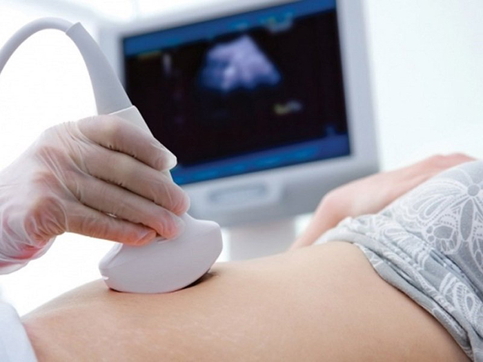 Thiết bị đầu dò sẽ được di chuyển dọc theo bụng của mẹ bầu để giúp truyền sóng âm qua bụng và qua tử cung