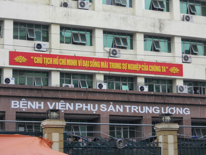 Cổng ngoài viện phụ sản trung ương