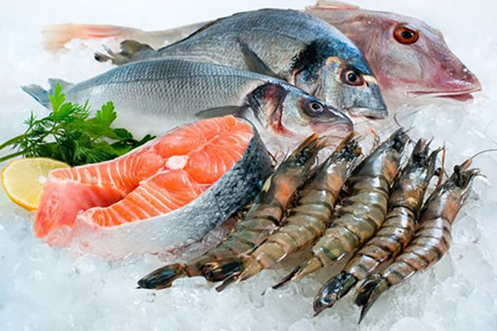 Hải sản như tôm, cua, mực, cá đông lạnh… có thể chứa thủy ngân nên mẹ tránh không nên ăn nhiều