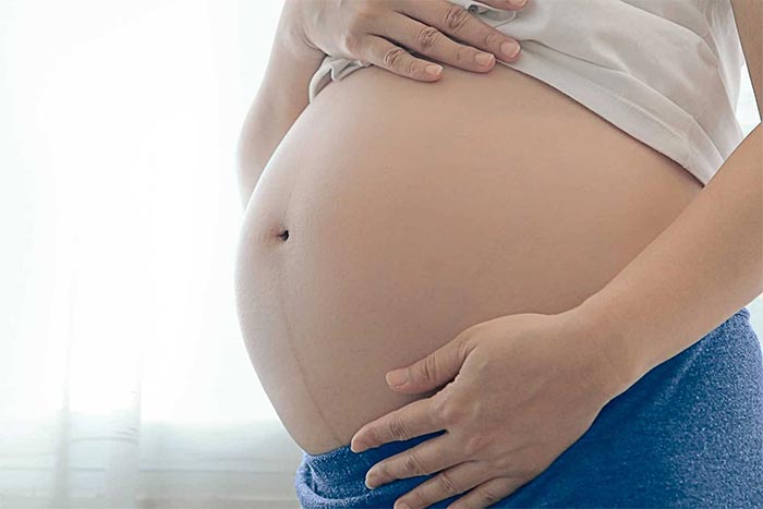 Trong 3 tháng cuối của thai kỳ, mẹ nên tránh xoa bụng.