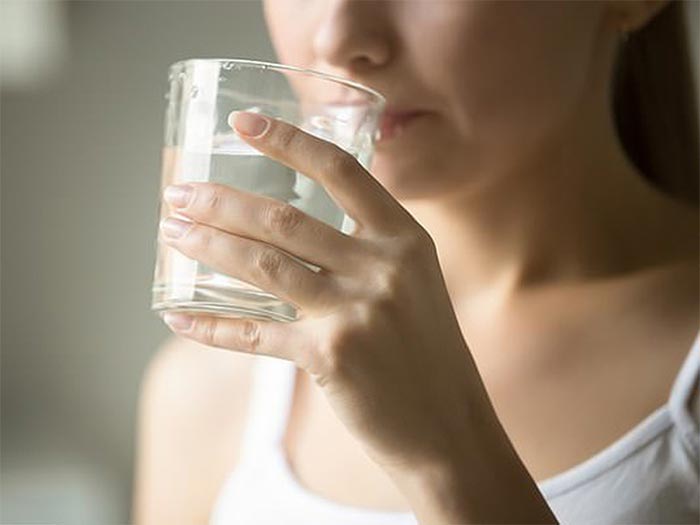 Mang thai 3 tháng đầu bị sôi bụng nên uống nhiều nước