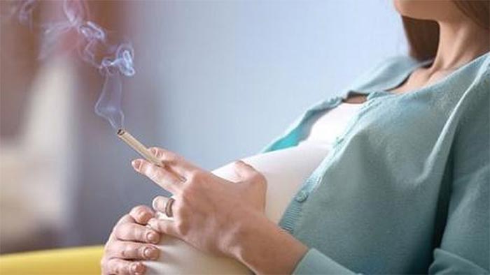 Mẹ bầu hút thuốc tăng nguy cơ sảy thai hoặc thai chết lưu