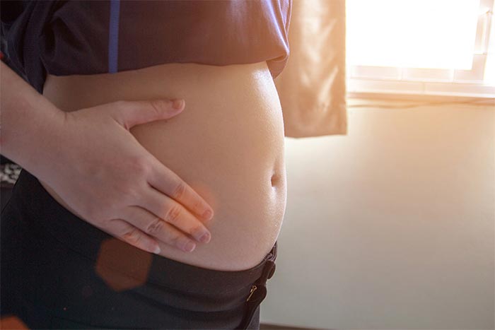 Bụng bầu khi mẹ mang thai tháng 2 chỉ hơi lộ, vẫn chưa rõ ràng