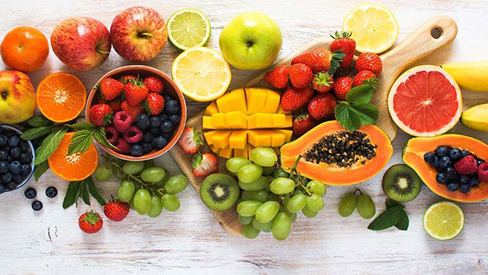 Các loại trái cây như đu đủ chín, táo, nho,...chứa nhiều chất xơ và vitamin tốt cho tiêu hóa và nhuận tràng
