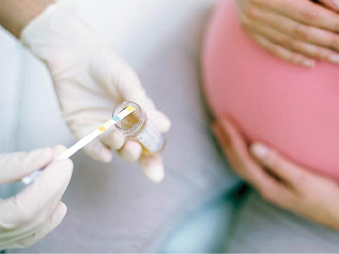 Tuần thứ 32 của thai kỳ mẹ bầu vẫn được chỉ định xét nghiệm nước tiểu