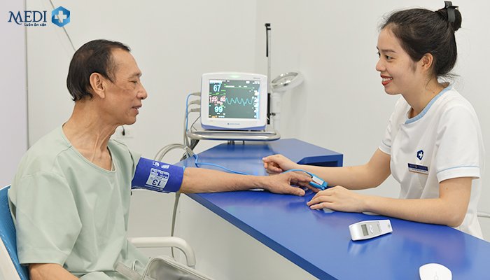 Khách hàng được kiểm tra huyết áp tại Tổ hợp y tế MEDIPLUS