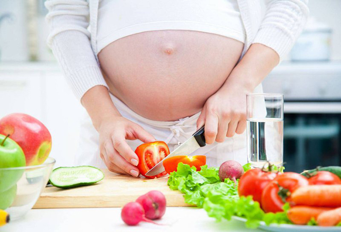 Mẹ bầu nên bổ sung đủ nước, chất xơ và vitamin cho cơ thể