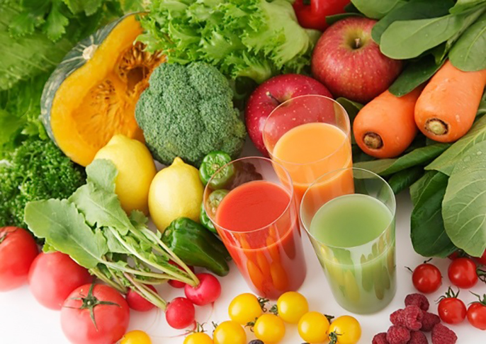 Ăn nhiều rau xanh và uống nhiều nước ép hoa quả giúp hạ sốt và tăng cường sức đề kháng cho cơ thể