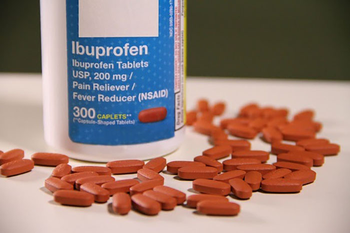 Nhiều mẹ bầu mắc sai lầm khi tự ý sử dụng ibuprofen để điều trị viêm họng