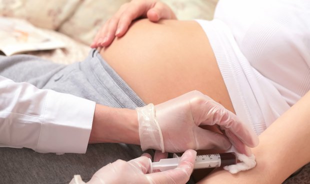 Mẹ bầu cần làm xét nghiệm kiểm tra lượng đường glucose ở tuần thai 28 để phát hiện sớm bệnh đái tháo đường.