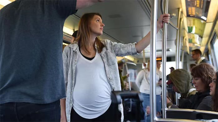 Mẹ bầu không nên đứng trên các phương tiện công cộng như xe bus để hạn chế các rủi ro trên đường