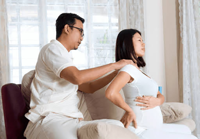 Massage cổ vai gáy là một cách hiệu quả để giảm những cơn đau cơ do cảm cúm cho mẹ bầu