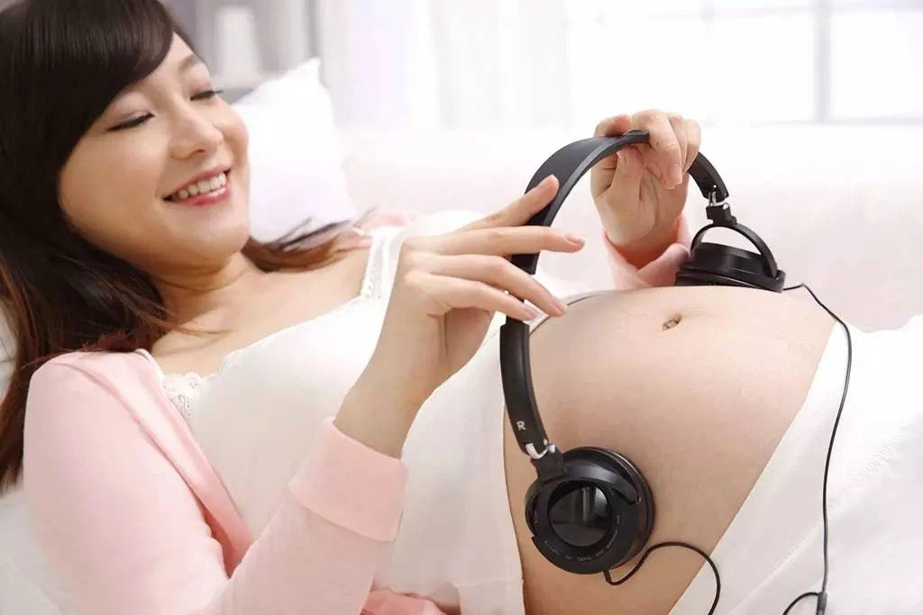 Âm nhạc cho mẹ bầu trong 3 tháng đầu nên chọn thể loại vui tươi, hào hứng để tốt cho mẹ và thai nhỉ