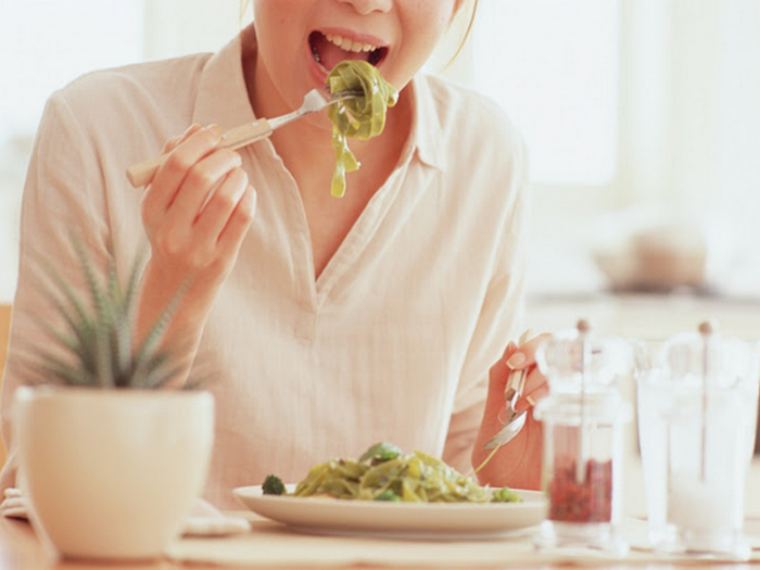 Ăn chậm nhai kỹ tốt cho tất cả mọi người không chỉ với người bị đau dạ dày