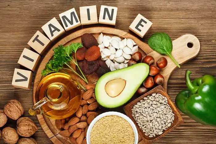 Thực phẩm chứa nhiều vitamin E có trong nhiều loại hạt, trái bơ, tôm,...