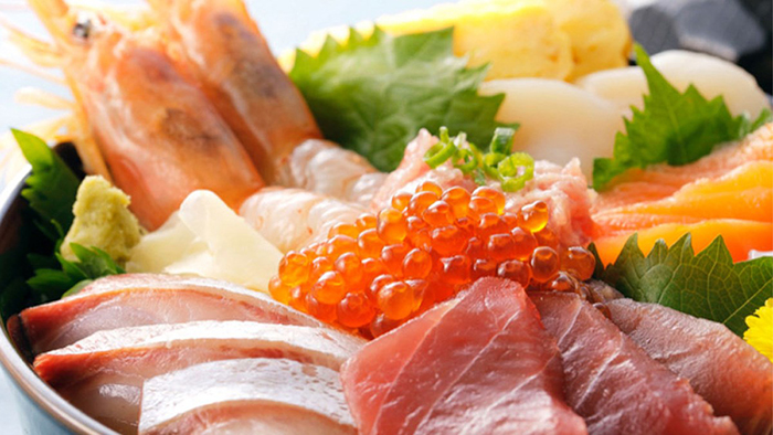 Mẹ bầu không nên dùng sashimi để vì thực phẩm sống dễ nhiễm khuẩn và khó tiêu.