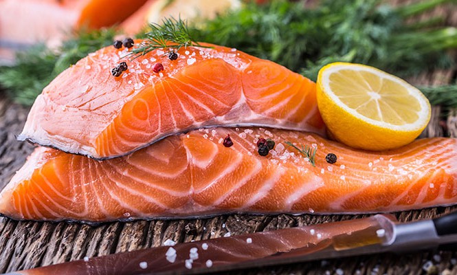 Cá hồi là một trong những loại cá giàu Omega-3 và protein