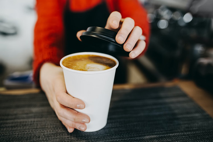 Tiêu thụ cà phê với người đau dạ dày gây kích ứng niêm mạc dạ dày, tăng nguy cơ loét dạ dày.