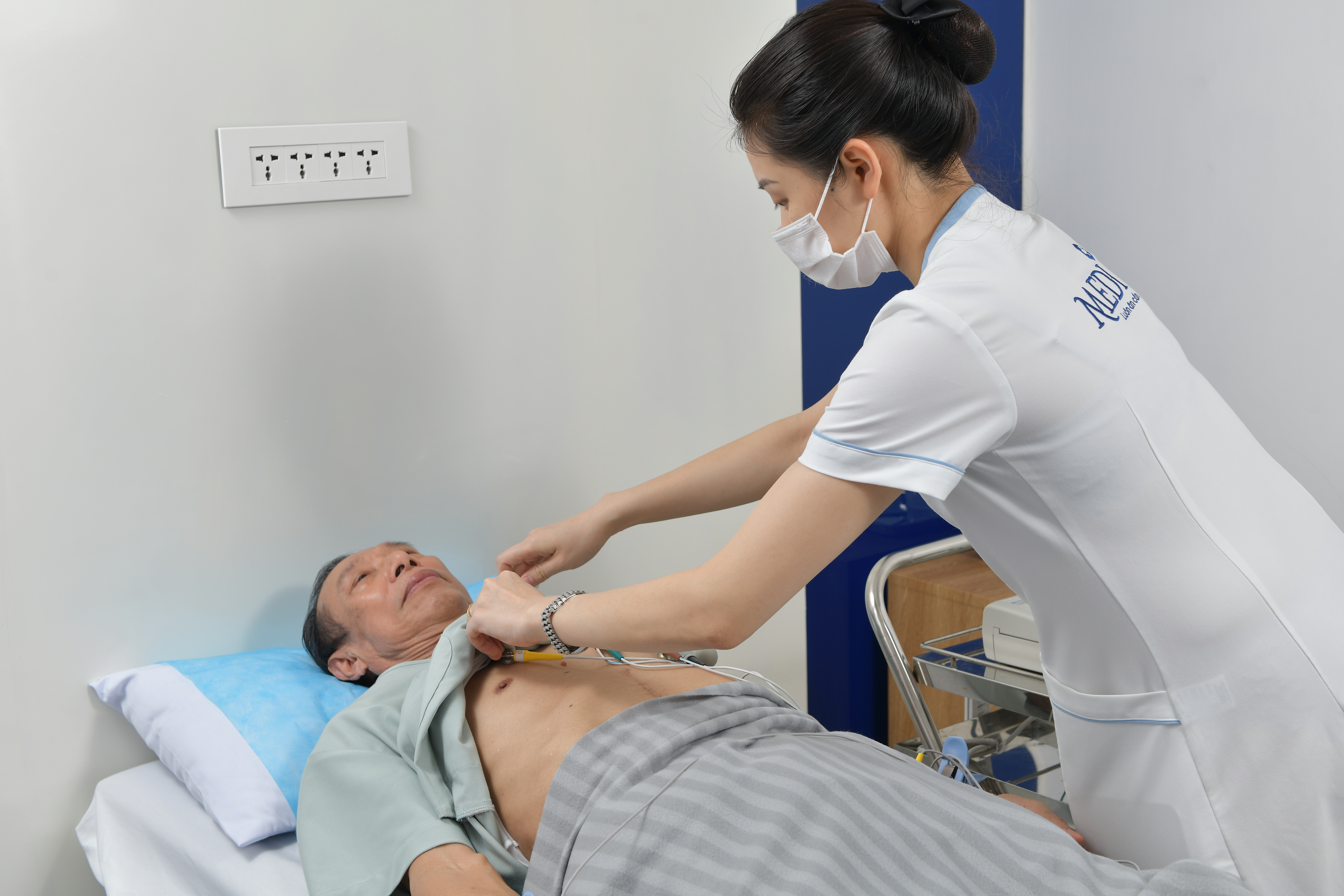 Cần chăm sóc và theo dõi bệnh nhân sát sao sau mổ nội soi đại tràng