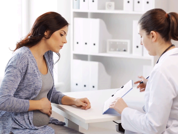 Cần đi khám bác sĩ nếu trường hợp chán ăn kéo dài ở mẹ bầu mang thai 3 tháng đầu để không làm ảnh hưởng đến thai nhi