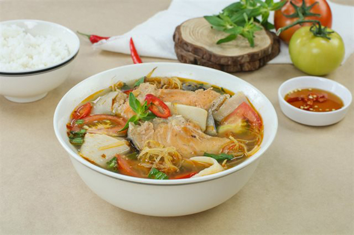 Món canh chua cá hồi có tác dụng giảm cảm giác chán ăn do nghén ở bà bầu 3 tháng đầu