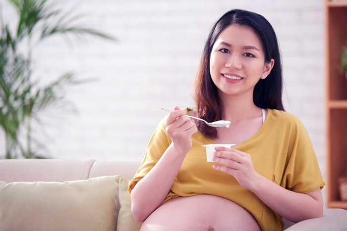 Sữa chua cung cấp canxi cho sự phát triển của thai nhi và mẹ bầu 3 tháng