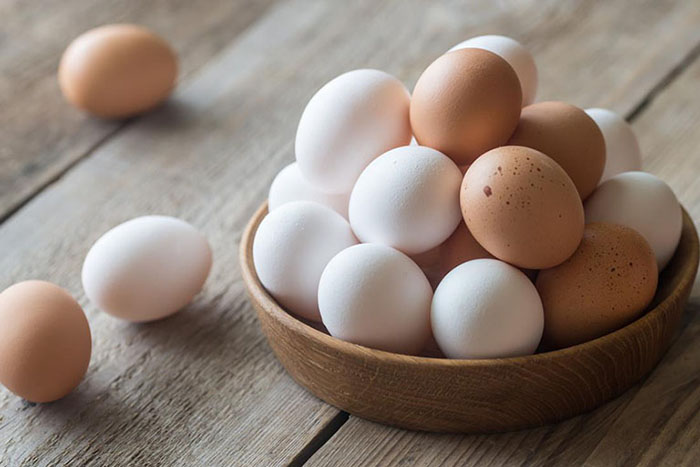 Người đau dạ dày nên ăn trứng vì trứng là thực phẩm lành tính, giúp tăng cường hệ miễn dịch và hỗ trợ điều trị đau dạ dày
