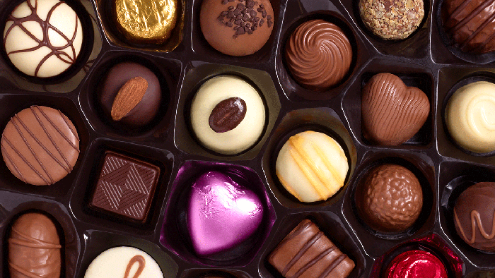 Người bị đau dạ dày không nên ăn socola đóng hộp do chứa nhiều đường, chất phụ gia và chất bảo quản