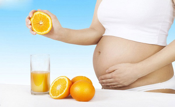 Mẹ bầu mang thai 3 tháng đầu có thể uống được nước cam vì cam chứa nhiều lợi ích nếu mẹ bầu sử dụng đúng cách.