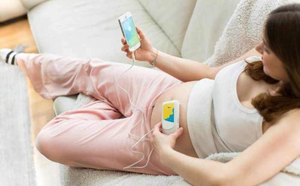 Mẹ bầu nên hạn chế nghe nhạc bằng điện thoại để giảm thiểu nguy cơ tác hại do bức xạ lên thai nhi