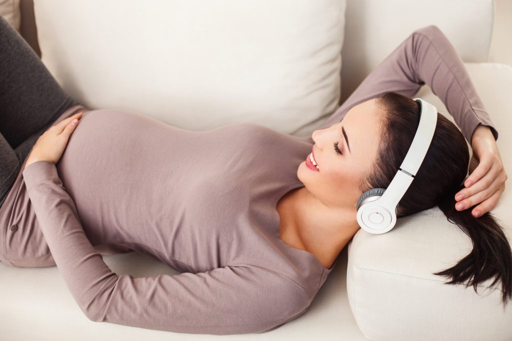 Mẹ bầu nên nghe những thể loại nhạc mình yêu thích với âm lượng vừa phải tốt cho thai nhi