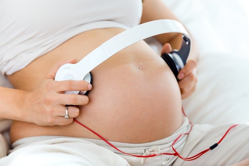 Mẹ bầu nên tránh bật nhạc lớn để bảo vệ thính giác đang hình thành của thai nhi
