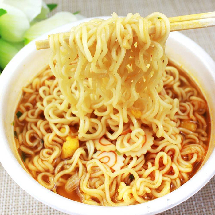 Trong mì tôm có chứa nhiều carbohydrate, chất bảo quản và dầu mỡ không tốt cho người bị đau dạ dày