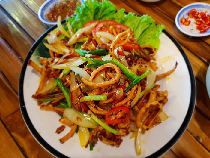 Món khô mực xào hành tây