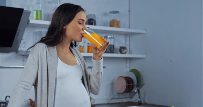Mẹ bầu nên dùng nước cam khoảng 1 đến 2 tiếng sau khi ăn.