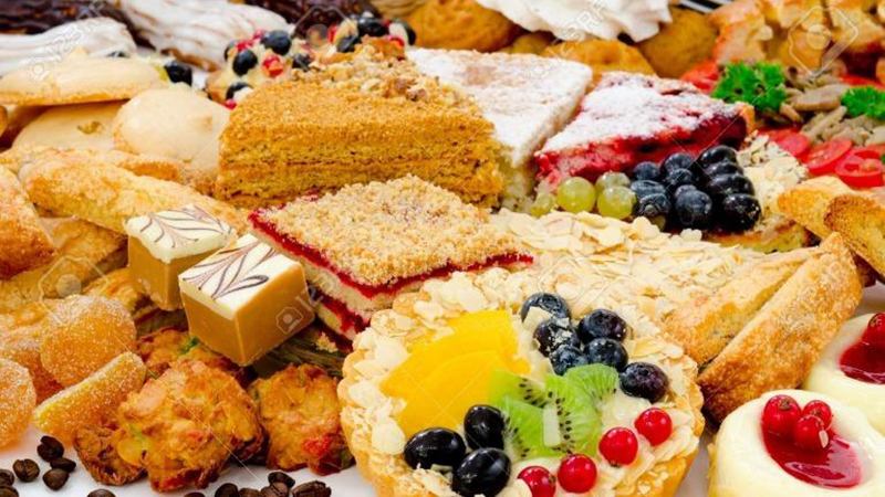 Các chuyên gia khuyên rằng người bị đau dạ dày nên hạn chế ăn bánh ngọt