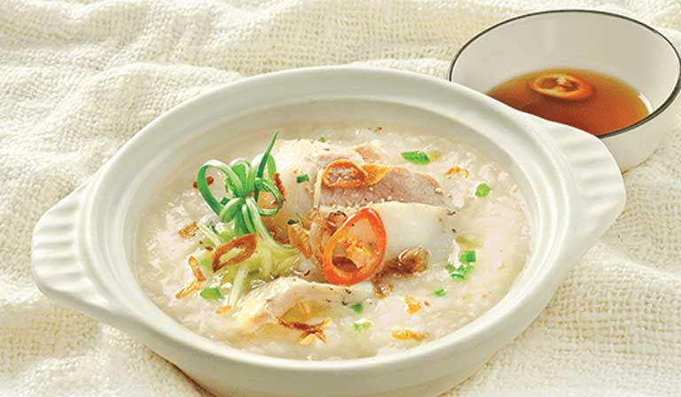 Sau mổ đại tràng, bệnh nhân nên ăn các thức ăn mềm, loãng và dễ tiêu hóa như cháo, soup