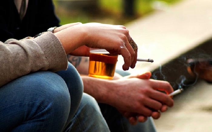 Thường xuyên sử dụng các chất kích thích, uống rượu bia và hút thuốc lá làm tăng nguy cơ ung thư dạ dày