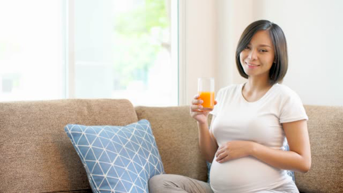 Nước cam có nhiều chất chống oxy hóa như vitamin C nên có khả năng tăng cường hệ miễn dịch cho bà bầu 3 tháng đầu
