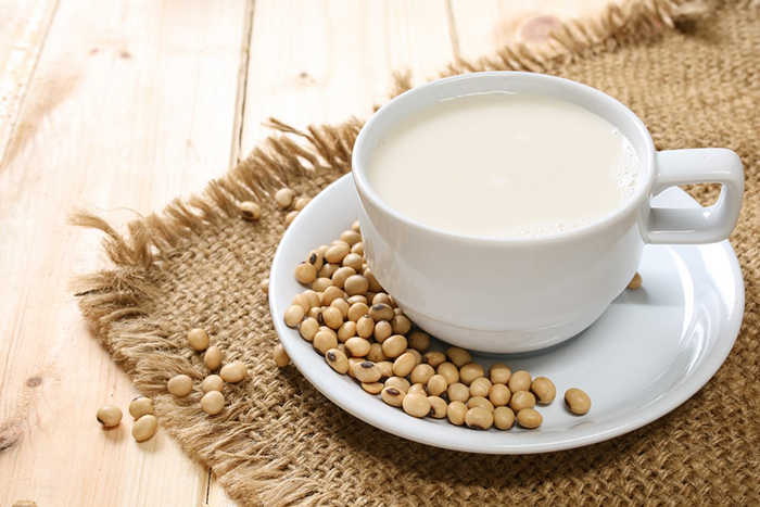 Uống sữa đậu nành không đúng cách sẽ khiến mẹ bầu gặp vấn đề về tiêu hóa