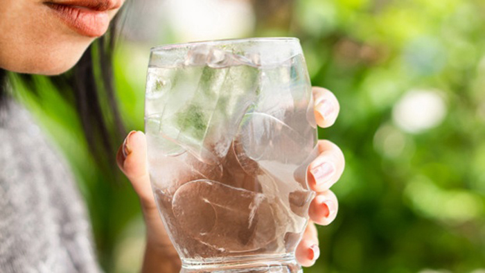 Uống nước đá lạnh có thể là một biểu hiện của hội chứng Pica