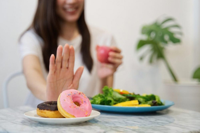 Người bệnh không nên ăn bánh kẹo, thực phẩm chứa nhiều đường sau khi nội soi dạ dày