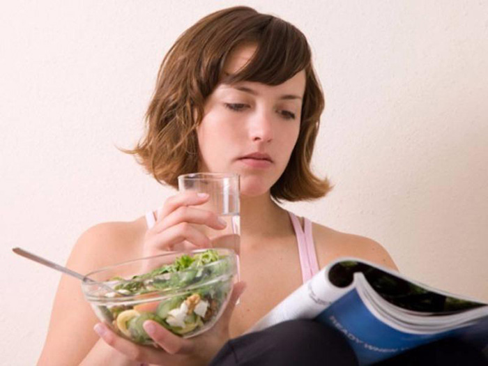 Người đau dạ dày nên uống nước sau khi ăn ít nhất 30 phút, chia thành các ngụm nhỏ từ 100 - 150ml