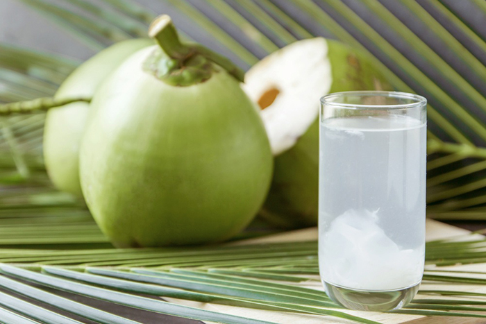 Mỗi ngày 1 cốc nước dừa giúp trung hòa nồng độ axit dạ dày, giảm đau và hạn chế trào ngược dạ dày