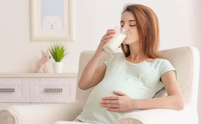 Sữa ấm có chứa tryptophan có tác dụng hỗ trợ giấc ngủ cho mẹ bầu