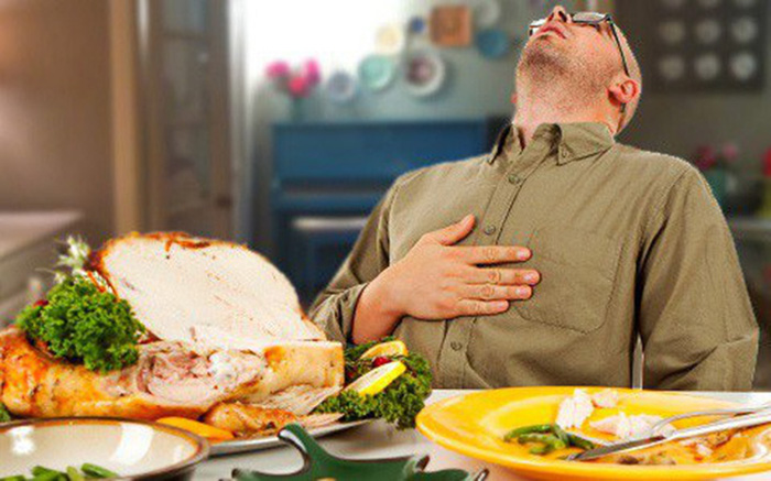 Người đau dạ dày tránh ăn quá no, bởi dạ dày không thể tiêu thụ quá nhiều thức ăn trong một lần, gây trì trệ cho tiêu hóa, dẫn đến đầy bụng, ợ hơi