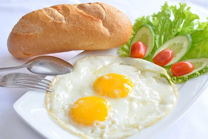 Bánh mì, trứng là gợi ý dành cho bữa sáng của người đau dạ dày