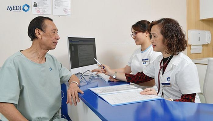 Bệnh nhân cần tiến hành thăm khám sức khỏe và trao đổi với bác sĩ về tiền sử bệnh trước nội soi