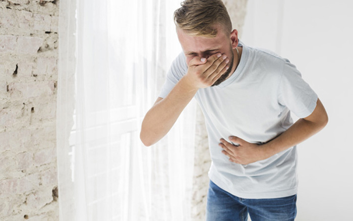 Khi có triệu chứng bất thường như ợ hơi, buồn nôn, đầy bụng, khó tiêu, đau bụng trên rốn thì bạn cần nội soi dạ dày