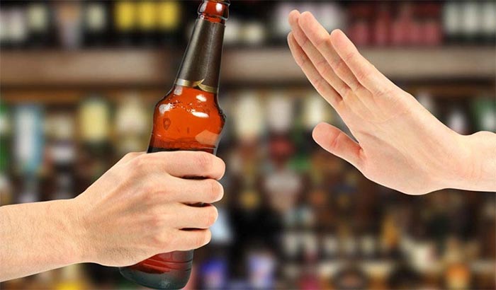 Người bệnh nên hạn chế rượu bia vì chúng chứa nhiều chất kích thích, có thể gây trào ngược dạ dày thực quản dẫn đến hại dạ dày